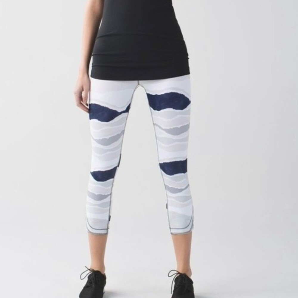 Lululemon True Self Crop Leggings - Size 4 - Bleacher Stripe White Black